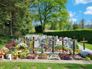 Urnenreihengräber auf dem Friedhof Gibelacker in Dürnten